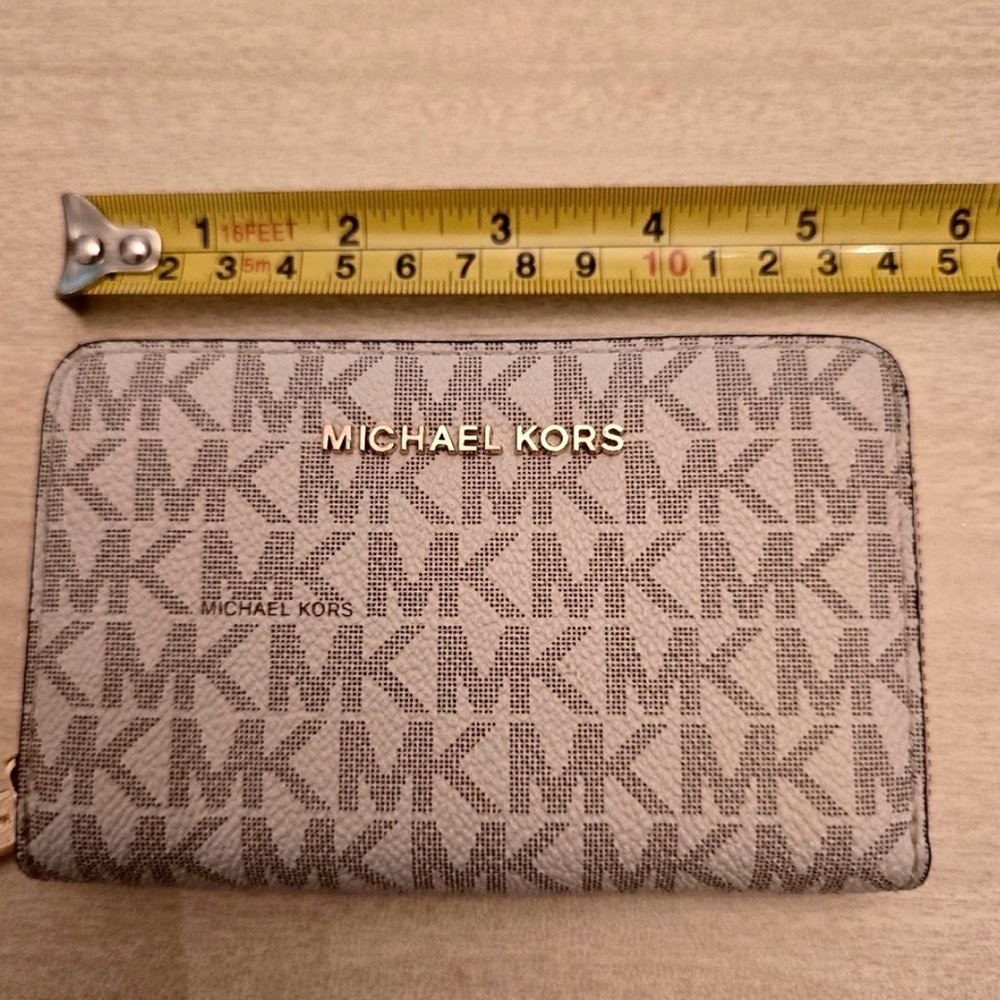 Michael Kors Monogram Wallet EUC - Picture 6 of 7
